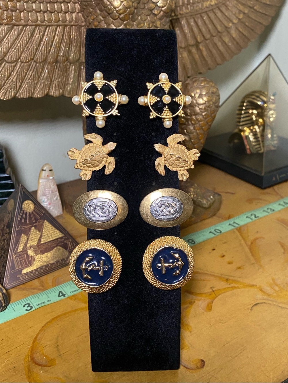 Vintage gold tone clip on earrings - Picture 4 of 6